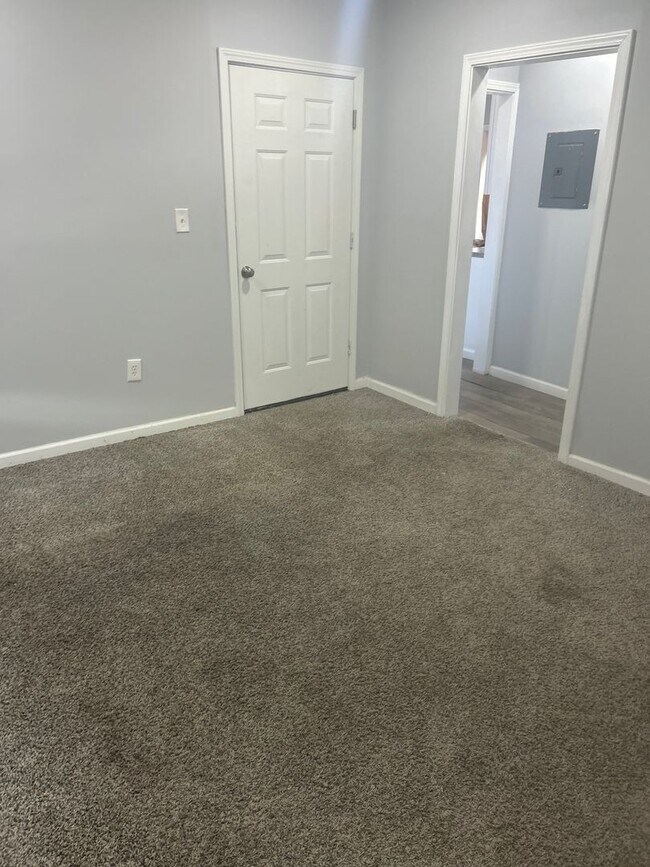 Building Photo - E. 185/Lake Shore 1 Bedroom *1/2 OFF SECURITY DEPOSIT SPECIAL*