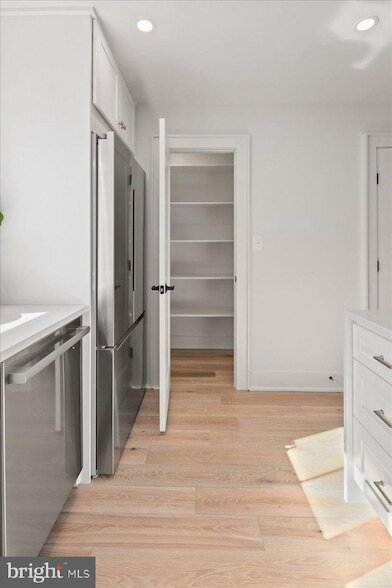 Building Photo - 909 N Irving St