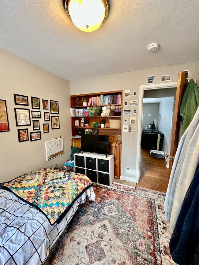 Building Photo - AVAILABLE JUNE - 4 BED 2 BATH