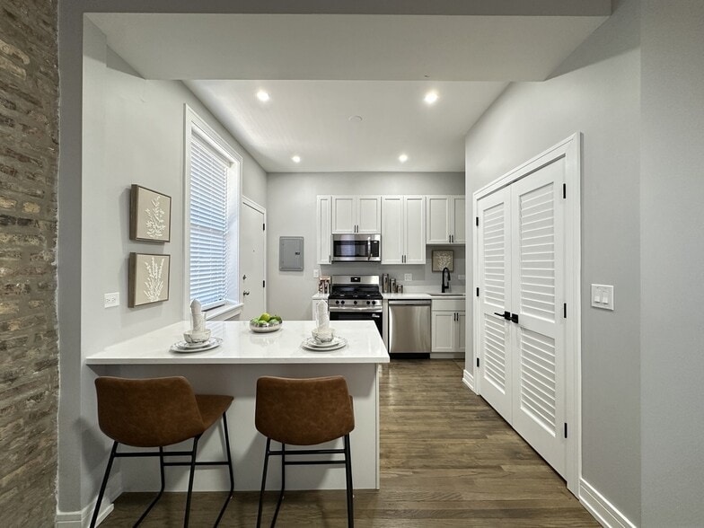 Building Photo - 3840 N Wilton Ave