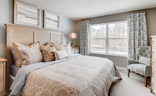 Building Photo - 1st Month Free! Charming, Sophisticated Ho...