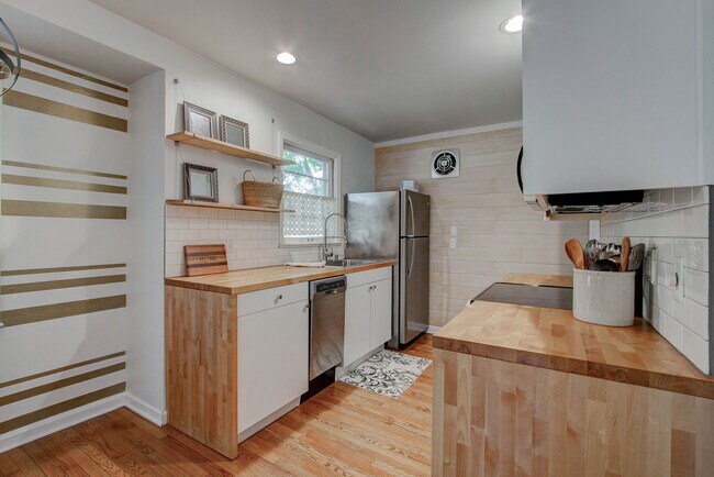 Building Photo - 5628 Norwaldo Ave