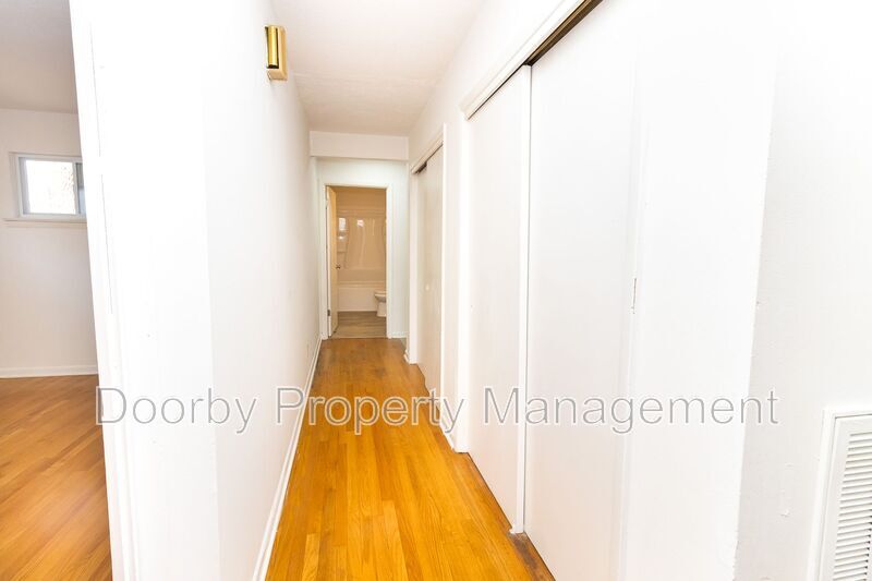 Building Photo - 1609 Oak St