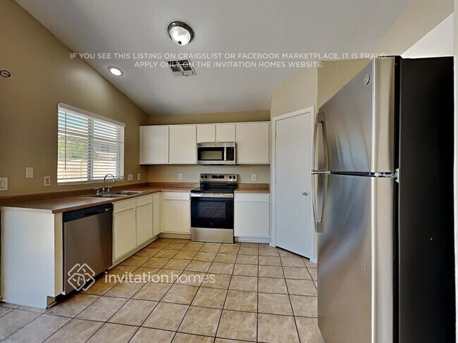 Building Photo - 12924 N Primrose St