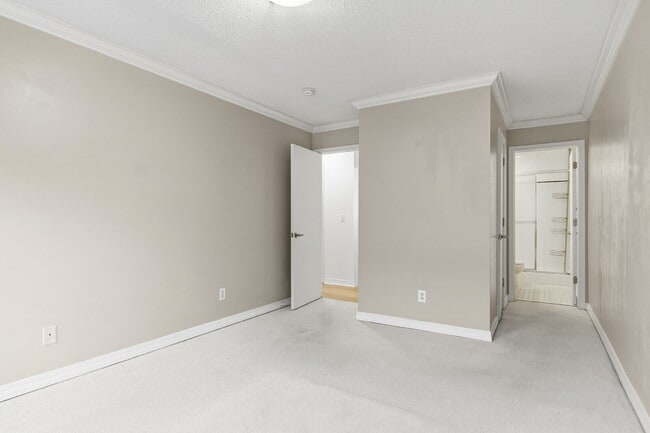 Building Photo - 821 Douglas Ave