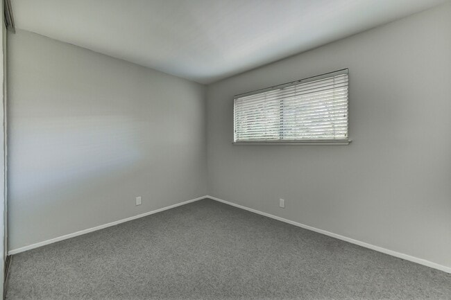 Building Photo - STUNNING 4BD / 2.5BTH SINGLE FAMILY RIGHT ...
