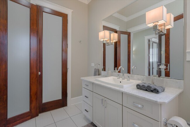 Building Photo - 2618 Thomas Ave