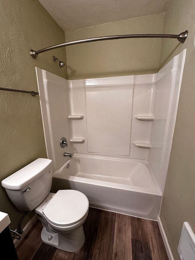 Building Photo - (WWA 5708) 1 bedroom/1 bathroom