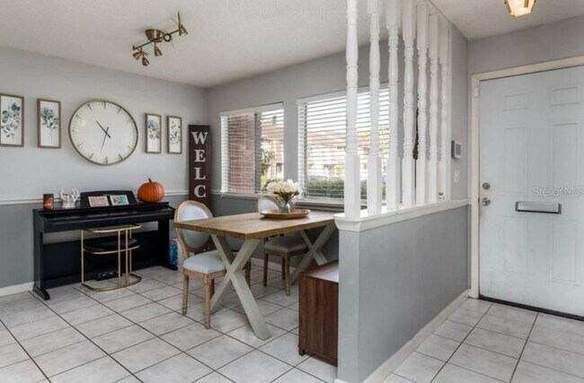 Building Photo - "Charming 2-Bed Townhouse with Modern Comforts in Orlando's Heart"