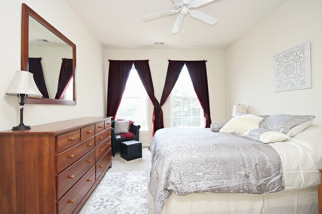 Building Photo - Top Floor, Pet-Friendly Riverbend Condo on Pantops