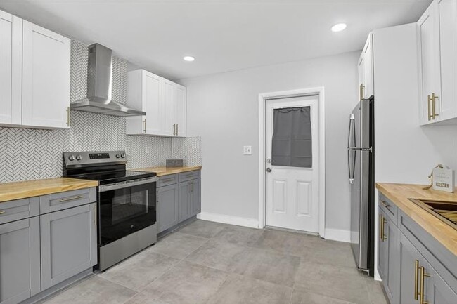 Building Photo - 642 SW 11th St