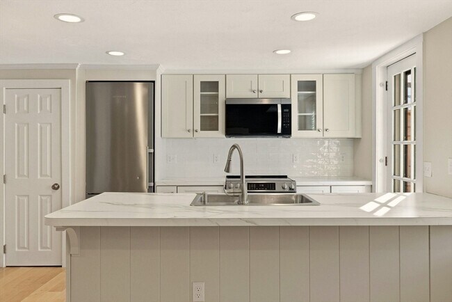 Building Photo - 25 Munroe St