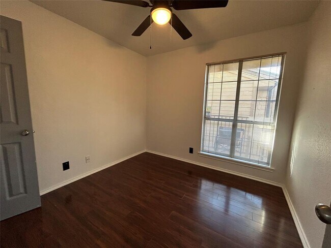 Building Photo - 3809 Spicewood Springs Rd