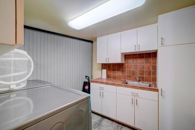 Building Photo - 1377 Knoll Rd