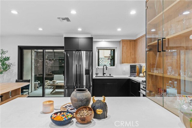 Building Photo - 635 E Magnolia Blvd