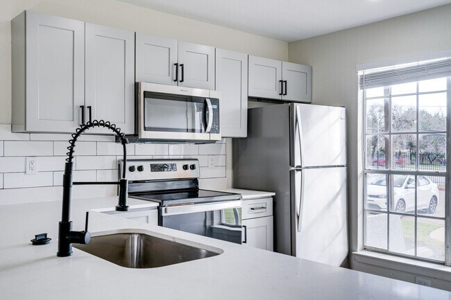 Building Photo - RIVER CROSSING ATX - 2BD/2.5BA - TOWNHOUSE - NEAR DOWNTOWN - NEW INTERIOR - $1495