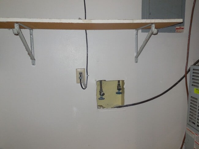 Building Photo - 2 Bedroom 1.5 Bath Townhouse with Fireplac...