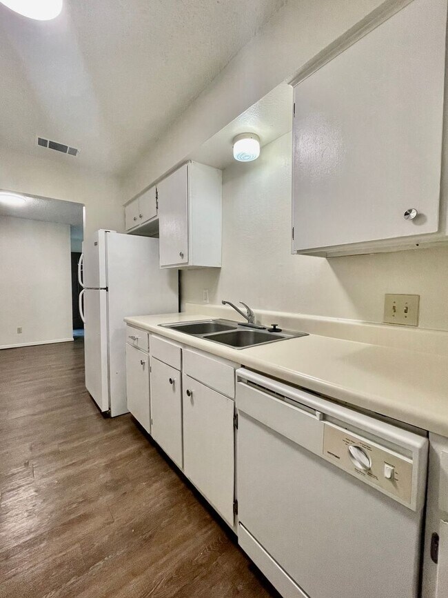 Building Photo - Spacious 2 Bedroom Apartment - Parking - N...