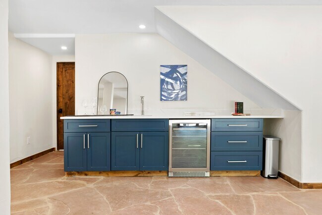 Building Photo - 205 Loop Dr