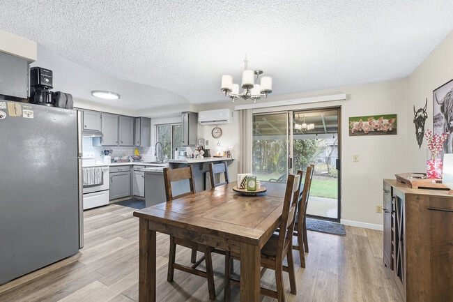 Building Photo - 3111 NE 51st St