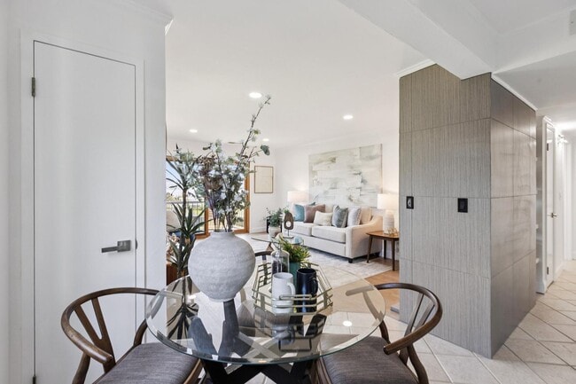 Building Photo - 2 Bedroom, 2 bathroom condo available with spectacular views of Richardson Bay!