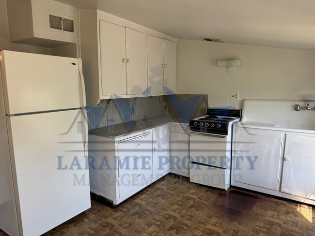 Building Photo - 2 Bed 1 Bath Near Campus