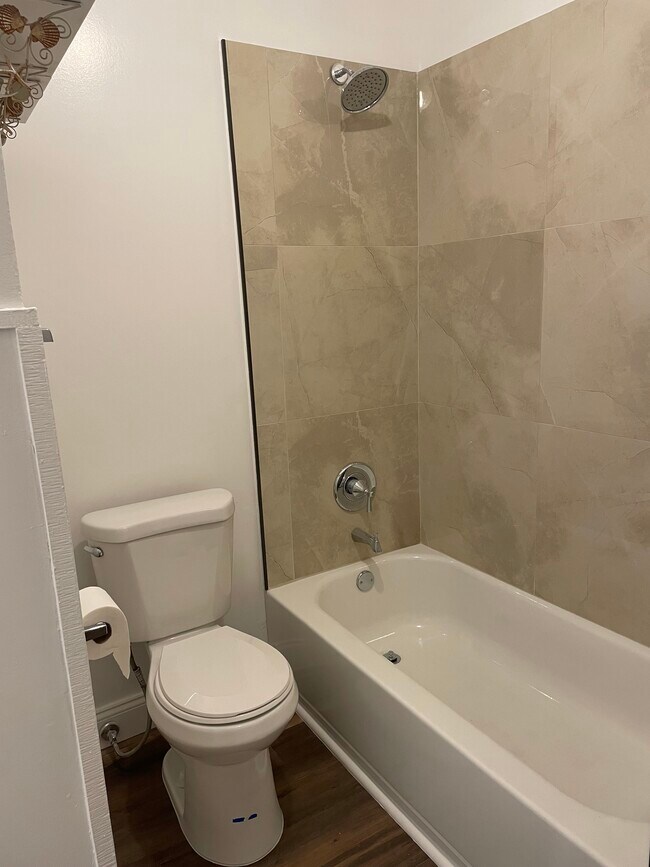 Bathroom commode and tub - 5350 Kincaid St