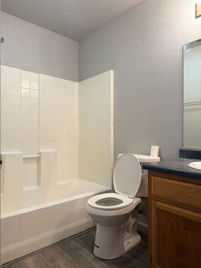 Building Photo - 4/2 with open floor plan Available NOW!!