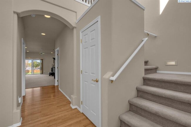 Building Photo - 2,400sf Low Maintenance, Best S Richland L...