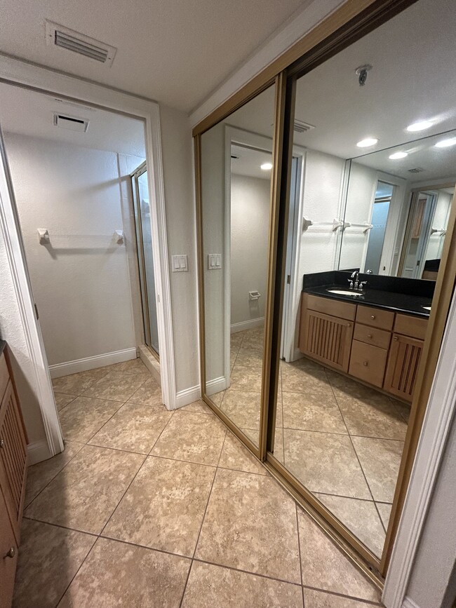 Addl mirrored closet space. separate shower area - 19111 Vista Bay Dr