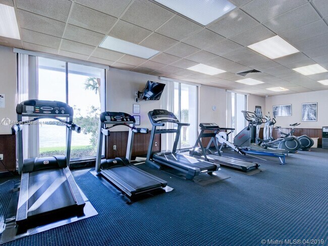 Building Photo - 500 Bayview Dr