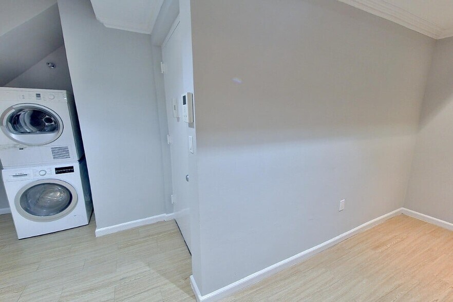 Building Photo - 47 1/2 East 1st Street