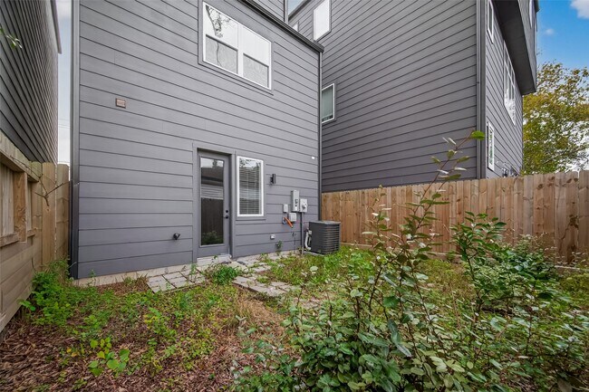 Building Photo - 1406 Mansfield St