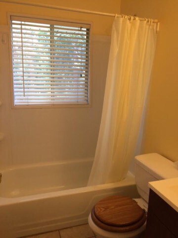 Building Photo - 5 Roslyn Cir