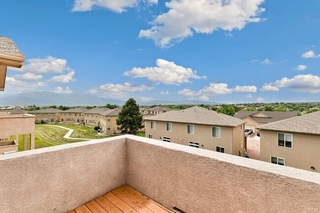 Building Photo - Updated Townhome with Views – Minutes to P...
