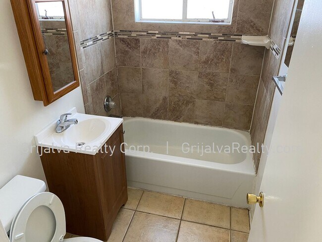 Building Photo - 4525 E 17th St