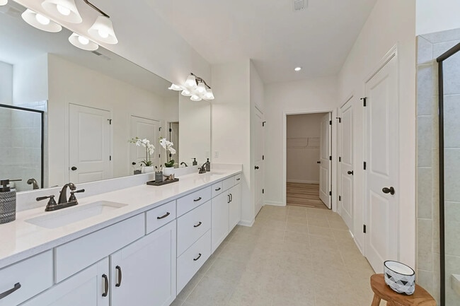 Building Photo - 256 Verbena Dr