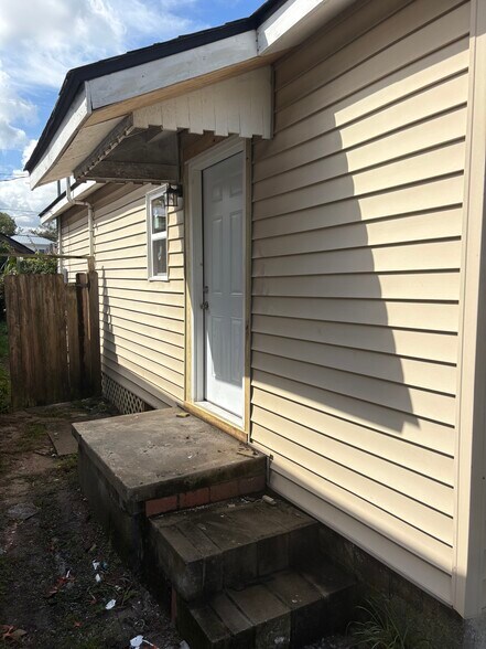 Building Photo - 617 W 41st St