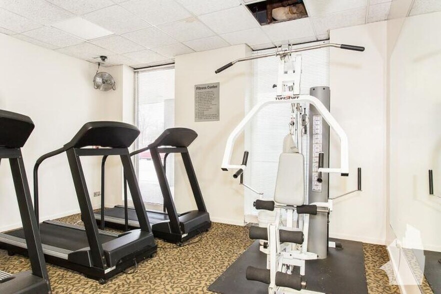 Building Photo - 4600 N Clarendon Ave