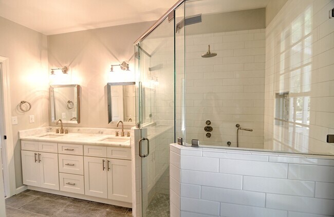 Building Photo - Delightful in Downing Creek