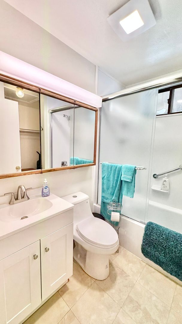 Building Photo - Darling Fully Furnished Guest Home Unit wi...