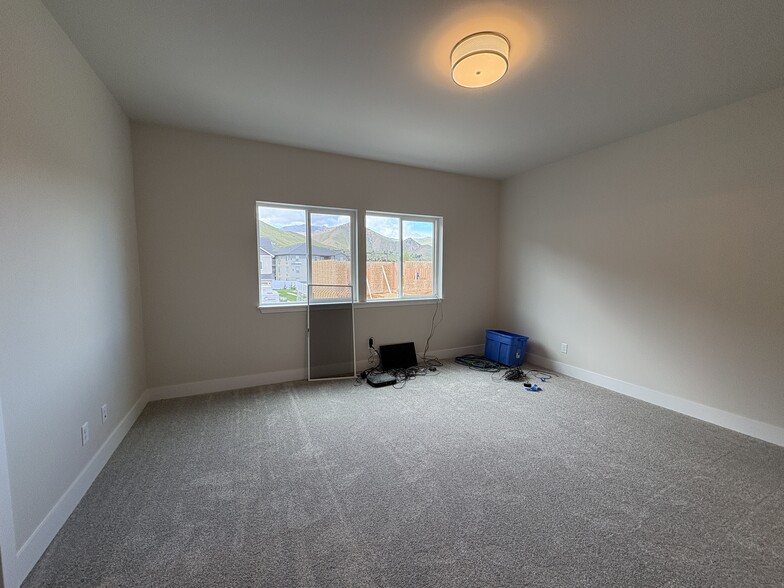 Building Photo - 1075 Red Apple Rd