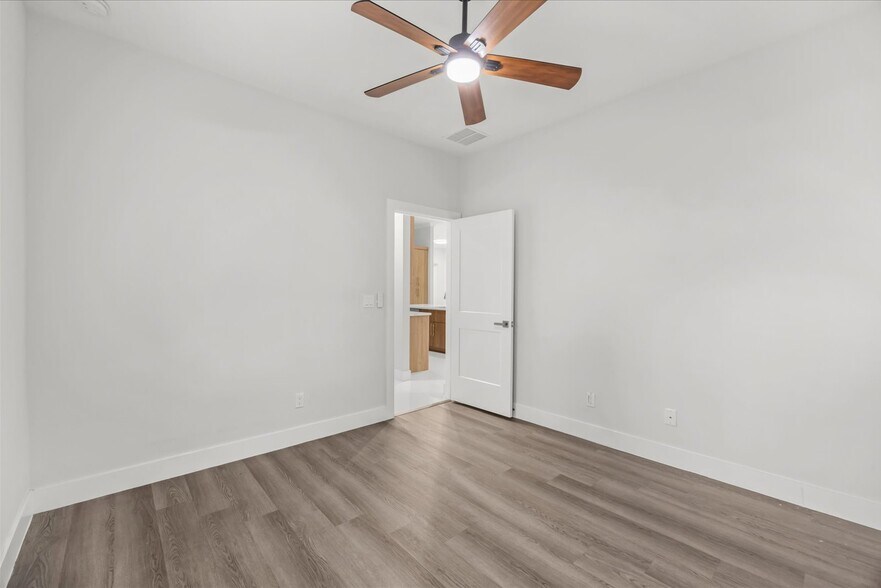 Building Photo - 419 SW Namoit Pl