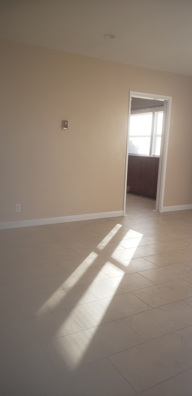 Building Photo - 9412 Beverly St