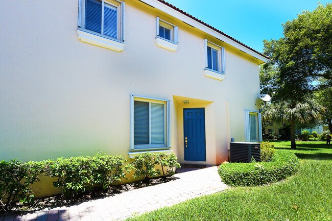 Building Photo - 3021 N Evergreen Cir