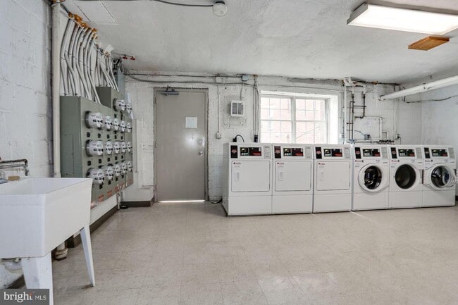 Building Photo - 1320 Fort Myer Dr