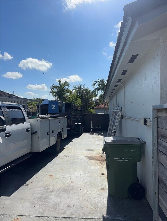 Building Photo - 709 SE 13th Terrace