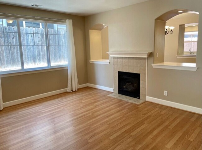 Building Photo - Newer 5 Bedroom House Close to Cal Poly