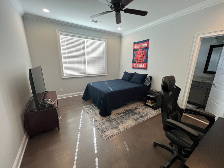 Building Photo - College Oaks E-106