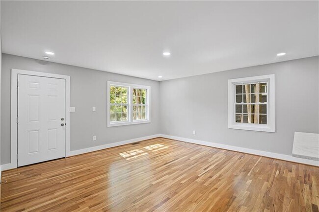 Building Photo - 2889 Macon Dr SE